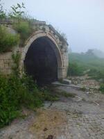 Père Noël ruines dans brumeux temps, gumushane, Turquie. photo