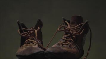 rouge cuir des chaussures pour des sports sur une foncé Contexte. deux des chaussures à bats toi permanent sur une gris Contexte photo