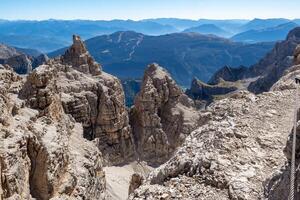 vue sur les sommets des dolomites de la brenta. trentin, italie photo