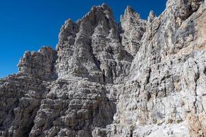 vue sur les sommets des dolomites de la brenta. trentin, italie photo