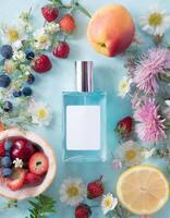 transparent parfum bouteille moquer en haut avec fleurs, baies, des fruits sur Contexte photo