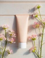 ai généré maquette cosmétique crème tube sur en bois table avec minuscule fleurs, moquer en haut photo