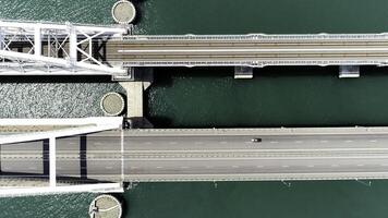 une énorme pont est une yeux d'oiseau voir. action. une longue Nouveau pont construit pour le mouvement de transport plus de le gros mer. photo