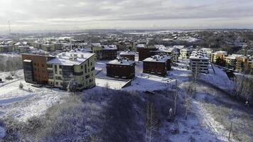 Haut vue de le ville dans hiver avec neige sur le toits sur une ensoleillé journée. mouvement. magnifique ensoleillé journée dans le ville dans hiver photo