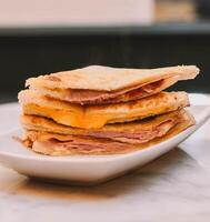 chaud jambon et fromage sandwich, grillé avec beurre sur pain photo