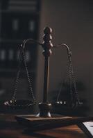 image de du juge marteau, Balance Dame de justice, loi livre, portable ordinateur et Contrat les documents avec stylo concept de loi et justice. photo