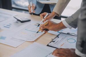 réunion du directeur financier discutant des statistiques financières sur le succès du projet de croissance de l'entreprise, investisseur professionnel travaillant sur un projet de démarrage pour un plan stratégique avec document, ordinateur portable et tablette numérique. photo