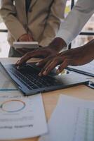 réunion du directeur financier discutant des statistiques financières sur le succès du projet de croissance de l'entreprise, investisseur professionnel travaillant sur un projet de démarrage pour un plan stratégique avec document, ordinateur portable et tablette numérique. photo