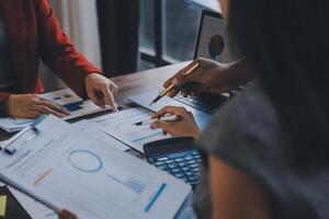 réunion du directeur financier discutant des statistiques financières sur le succès du projet de croissance de l'entreprise, investisseur professionnel travaillant sur un projet de démarrage pour un plan stratégique avec document, ordinateur portable et tablette numérique. photo