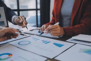 réunion du directeur financier discutant des statistiques financières sur le succès du projet de croissance de l'entreprise, investisseur professionnel travaillant sur un projet de démarrage pour un plan stratégique avec document, ordinateur portable et tablette numérique. photo