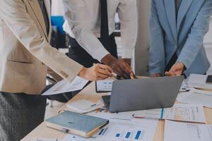 réunion du directeur financier discutant des statistiques financières sur le succès du projet de croissance de l'entreprise, investisseur professionnel travaillant sur un projet de démarrage pour un plan stratégique avec document, ordinateur portable et tablette numérique. photo