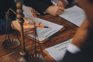 bonne coopération de service, consultation d'une femme d'affaires et d'un avocat ou d'un juge conseiller ayant une réunion d'équipe avec le client, le droit et le concept de services juridiques. photo