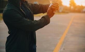 athlète coureur pieds fonctionnement sur route, jogging concept à en plein air. homme fonctionnement pour exercice.athlète coureur pieds fonctionnement sur route, le jogging concept à en plein air. homme fonctionnement pour exercer. photo