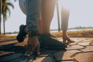 athlète coureur pieds fonctionnement sur route, jogging concept à en plein air. homme fonctionnement pour exercice.athlète coureur pieds fonctionnement sur route, le jogging concept à en plein air. homme fonctionnement pour exercer. photo