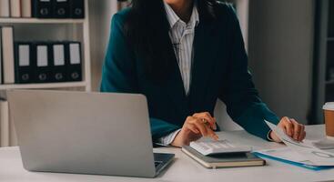 en pensant à propos Comment à prendre le affaires à technologique hauteurs. tondu coup de un attrayant Jeune femme d'affaires travail dans sa bureau. photo