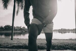 athlète coureur pieds fonctionnement sur route, jogging concept à en plein air. homme fonctionnement pour exercice.athlète coureur pieds fonctionnement sur route, le jogging concept à en plein air. homme fonctionnement pour exercer. photo