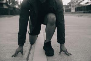 athlète coureur pieds fonctionnement sur route, jogging concept à en plein air. homme fonctionnement pour exercice.athlète coureur pieds fonctionnement sur route, le jogging concept à en plein air. homme fonctionnement pour exercer. photo