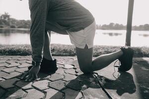 athlète coureur pieds fonctionnement sur route, jogging concept à en plein air. homme fonctionnement pour exercice.athlète coureur pieds fonctionnement sur route, le jogging concept à en plein air. homme fonctionnement pour exercer. photo