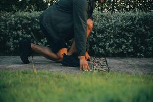 athlète coureur pieds fonctionnement sur route, jogging concept à en plein air. homme fonctionnement pour exercice.athlète coureur pieds fonctionnement sur route, le jogging concept à en plein air. homme fonctionnement pour exercer. photo