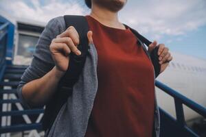 content attrayant asiatique femme voyageur avec sac à dos à le moderne aéroport Terminal, copie espace, touristique périple voyage concept photo