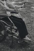 Jeune infirmière ou physiothérapeute dans gommages portion une content retraité vieux femme faire aptitude des exercices avec lumière poids haltères à maison. concept de physiothérapie pour les personnes âgées photo