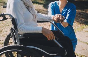 personnes âgées médical asiatique gens avec patient, physique contrôles et encouragement pour traitement de rhumatisme et cancer le concept de santé Assurance pour le personnes âgées et santé se soucier photo