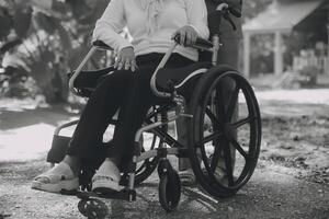 infirmière avec personnes âgées homme dans fauteuil roulant à parc photo