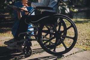 allaitement Personnel parlant à un personnes âgées la personne séance dans une fauteuil roulant. photo