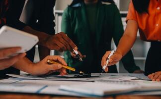 Masculin mature caucasien PDG homme d'affaire chef avec diverse collègues de travail équipe, exécutif gestionnaires groupe à réunion. multiculturel professionnel hommes d'affaires travail ensemble sur recherche plan dans salle de réunion. photo