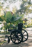 Célibataire fauteuil roulant garé dans hôpital couloir photo