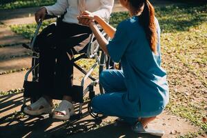 personnes âgées médical asiatique gens avec patient, physique contrôles et encouragement pour traitement de rhumatisme et cancer le concept de santé Assurance pour le personnes âgées et santé se soucier photo