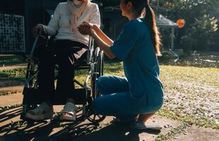 personnes âgées médical asiatique gens avec patient, physique contrôles et encouragement pour traitement de rhumatisme et cancer le concept de santé Assurance pour le personnes âgées et santé se soucier photo