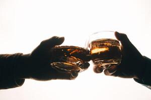 whisky éclabousser en dehors de verre, isolé sur blanc Contexte photo