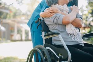 Jeune asiatique le concierge avec Années 60 Asie personnes âgées femme consultant et encourager, prendre une histoire et recommander le droite traitement à vivre Heureusement dans retraite, en portant mains et encourageant photo