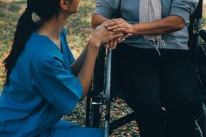 Jeune asiatique le concierge avec Années 60 Asie personnes âgées femme consultant et encourager, prendre une histoire et recommander le droite traitement à vivre Heureusement dans retraite, en portant mains et encourageant photo