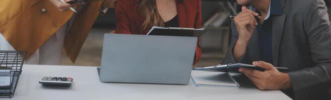 groupe de jeunes collègues d'affaires créatifs de l'équipe d'affaires asiatiques au bureau heureux d'être un travail d'équipe de partenariat réussi célébrant la réussite et le concept de réussite. photo