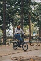 content asiatique Jeune femme marcher et balade vélo dans parc, rue ville sa souriant en utilisant bicyclette de transport, éco amical, gens mode de vie concept. photo