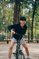 Beau content Jeune homme avec vélo sur une ville rue, actif mode de vie, gens concept photo