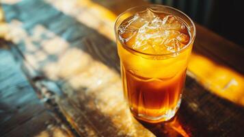 ai généré glacé thé avec la glace dans verre sur en bois tableau, Stock photo