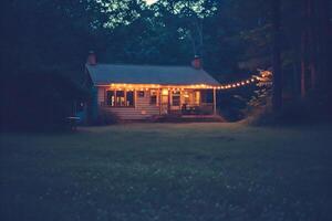 ai généré en bois maison dans le forêt à nuit. ancien style tonique image photo