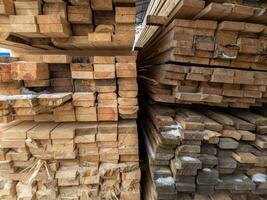 stockage de planches de bois sous un auvent avec de la neige et de la glace fondue sur le sol photo