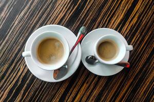 deux tasses de cappuccino sur une table dans une café. photo
