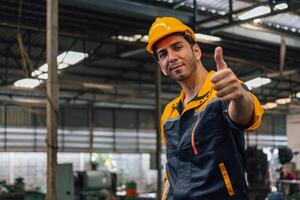 caucasien ingénieur en utilisant une portable dans une usine. homme travail dans plastiques usine. photo