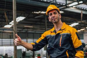 caucasien ingénieur en utilisant une portable dans une usine. homme travail dans plastiques usine. photo