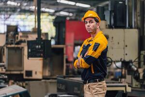 caucasien ingénieur en utilisant une portable dans une usine. homme travail dans plastiques usine. photo