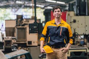 caucasien ingénieur en utilisant une portable dans une usine. homme travail dans usine. photo