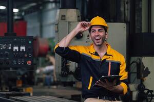 caucasien ingénieur en utilisant une portable dans une usine. homme travail dans usine. photo
