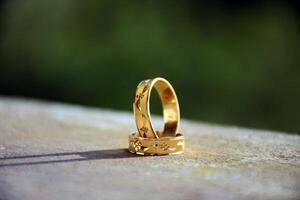 mariage anneaux Contexte. engagement ou mariage modèle photo