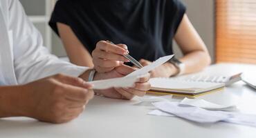 asiatique couple analyser frais ou la finance dans dépôt Compte et du quotidien le revenu facture ensemble. des économies économie concept photo