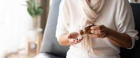 proche en haut mature femme prise en dehors pilules de bouteille, suppléments ou antibiotique, plus âgée femelle en train de préparer à prendre urgence médecine, chronique maladie, soins de santé et traitement concept photo